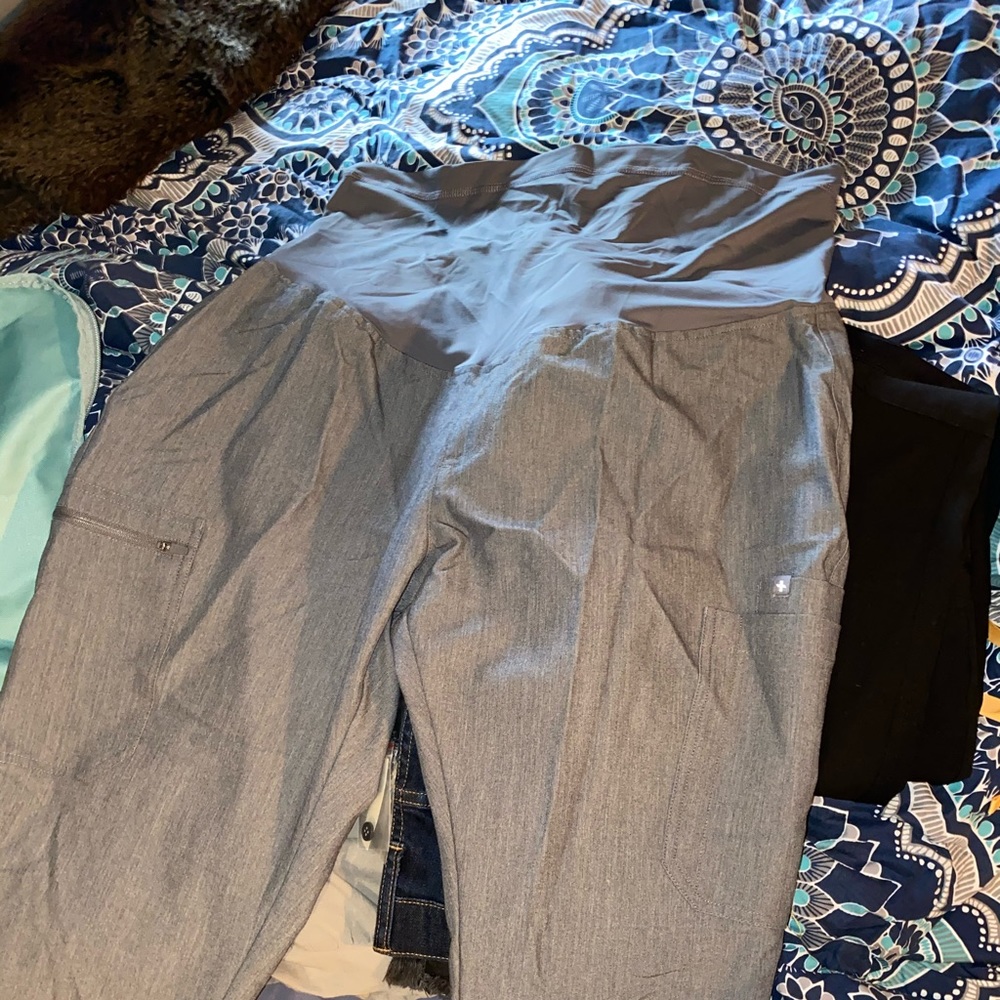 Never worn Figs Maternity Scrub pants